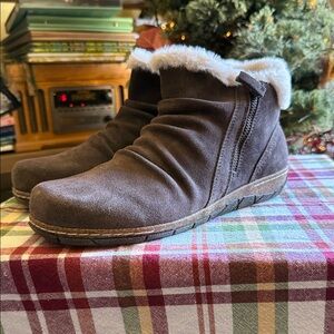 WOMENS “EARTH” leather /faux fur lined 9.5WIDE ankle boots size